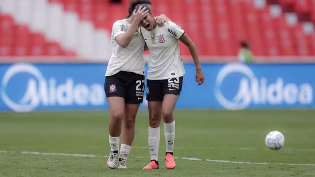 Corinthians vence o Santa Fé de virada por 2 a 1 e avança à grande final da Libertadores Feminina