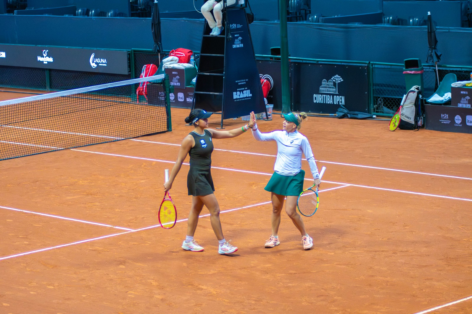 Nauhany Silva e Laura Pigossi avançam para semi de duplas no Curitiba Open