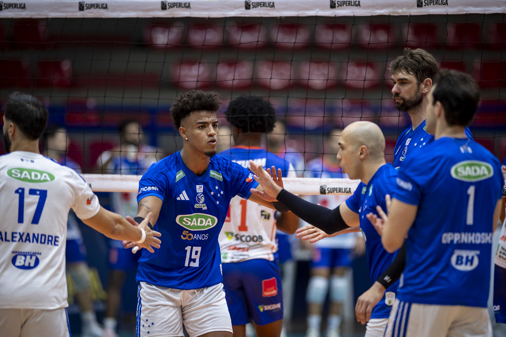 Jogadores do Cruzeiro comemoram ponto contra o Monte Carmelo