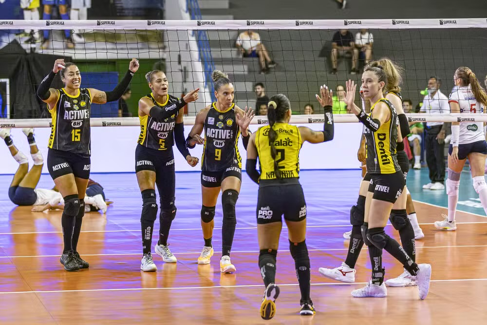Praia Clube comemora ponto contra o Paulistano Barueri pela Superliga Feminina
